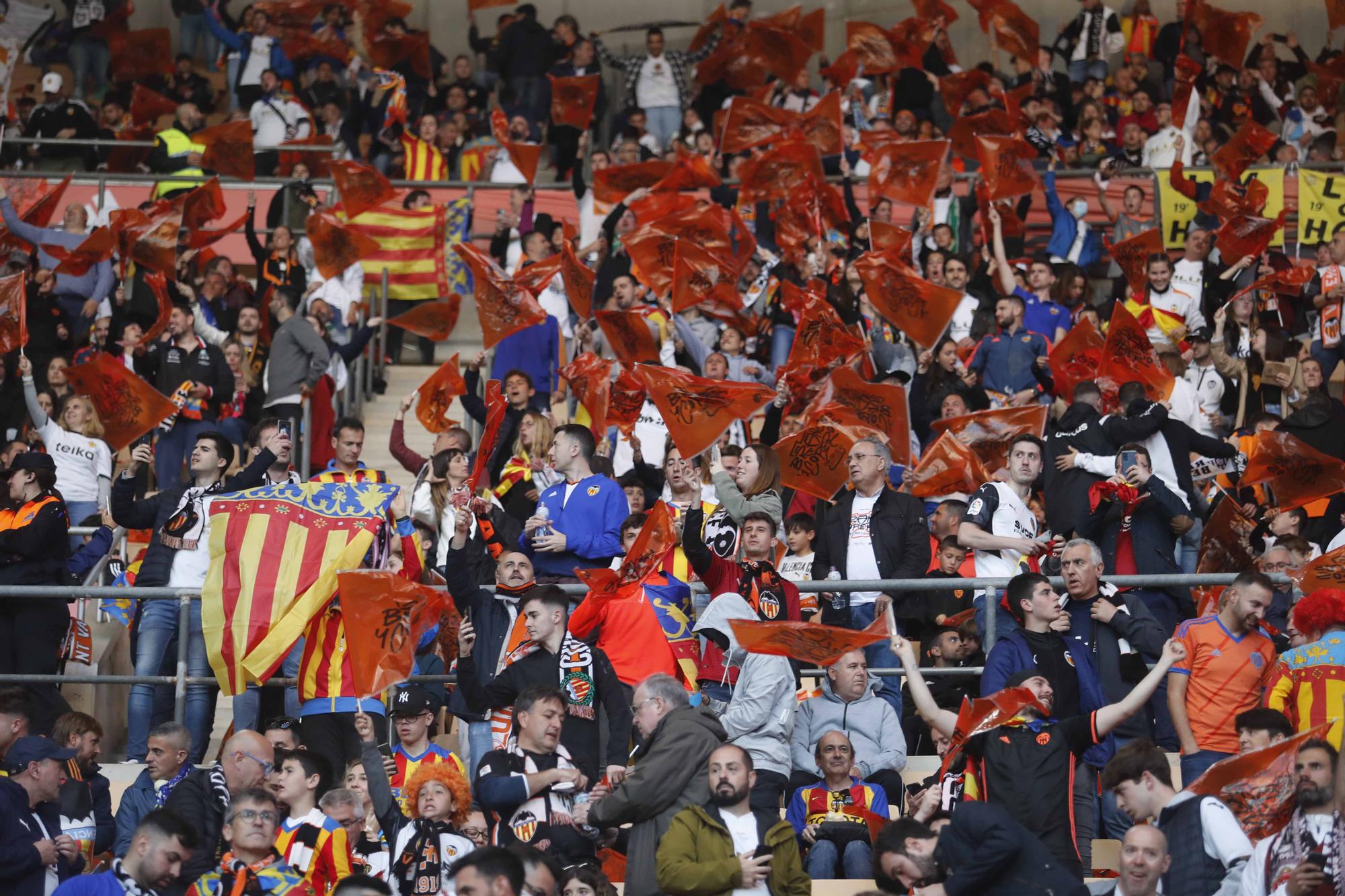 La afición valencianista llena de color el estadio de la Cartuja