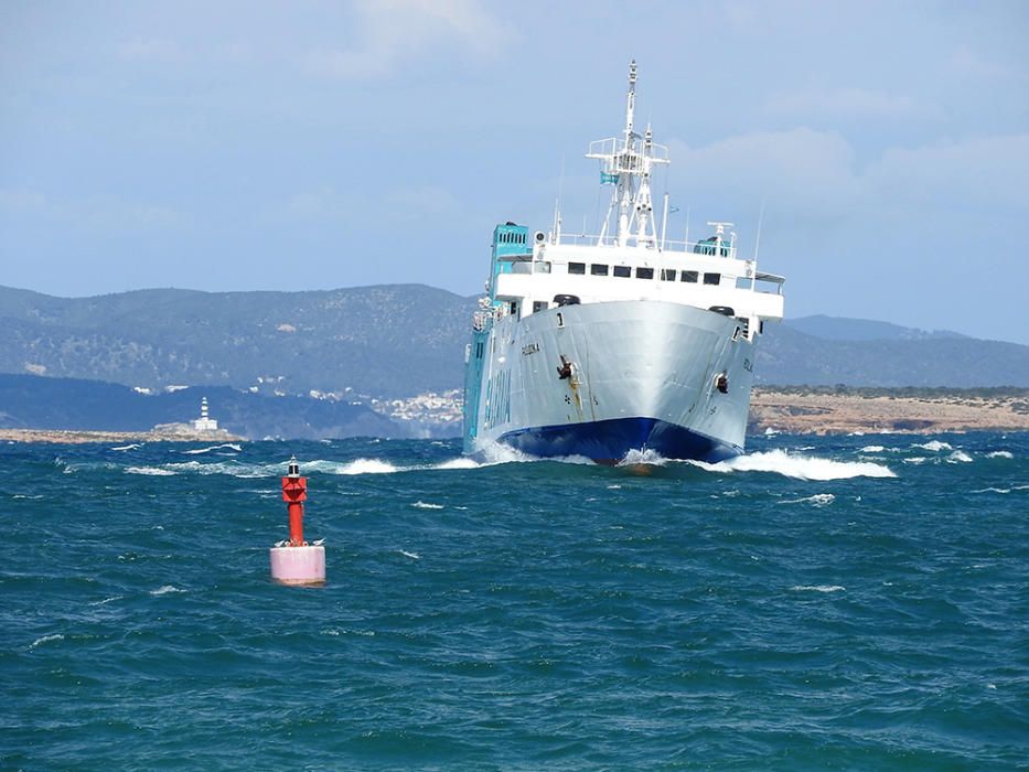 Las fuertes rachas de viento del noroeste han dificultado este martes la navegación entre Ibiza y Formentera durante toda la mañana.