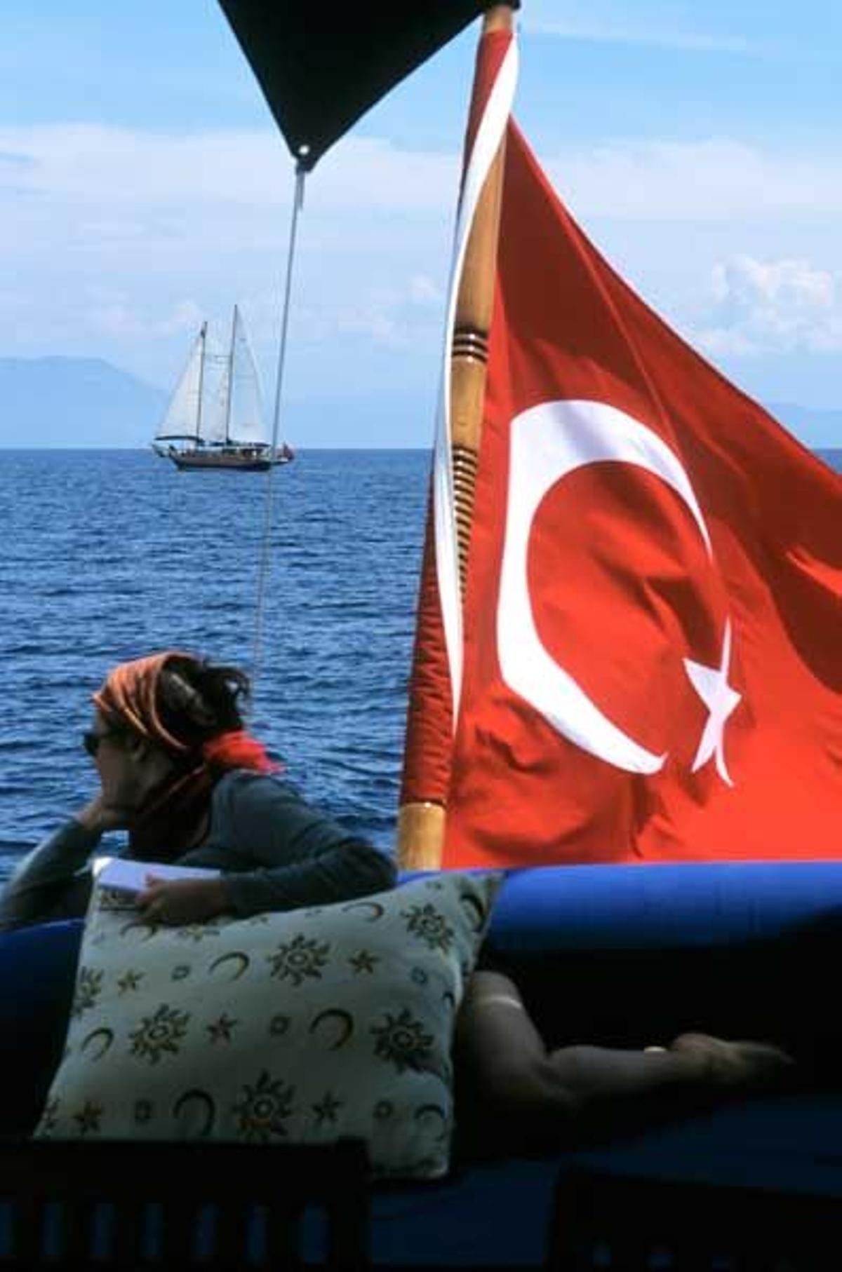 Goleta con bandera turca