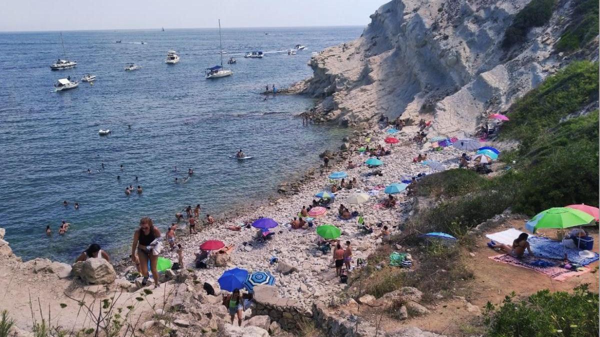 Las calas de Xàbia que escapan al control de los aforos se llenan de bañistas