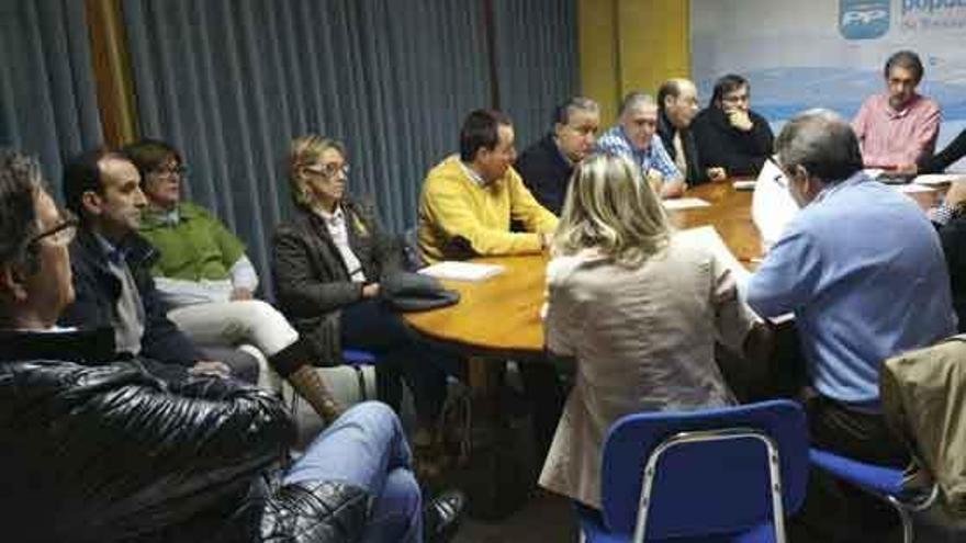 Un momento de la reunión de anoche de la Junta Local para abrir la dirección de partido a los afiliados