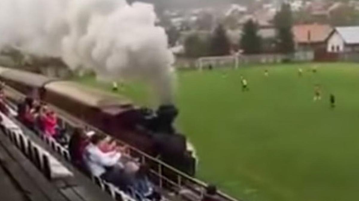 El tren pasa por un estadio de Eslovaquia