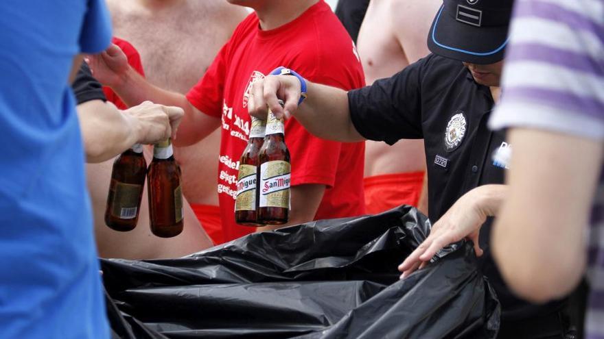 La policía decomisa bebidas en la Platja de Palma.