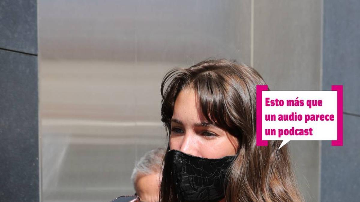 Marta López Álamo por la calle con el móvil