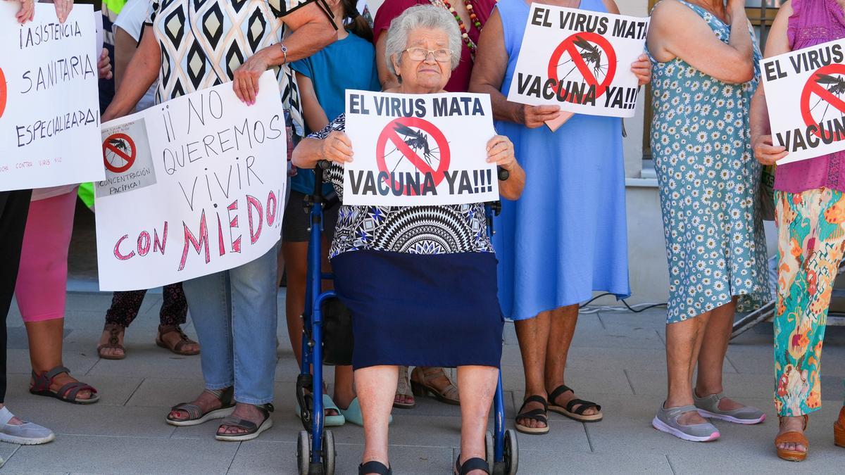 Protesta de los vecinos por las muertes a causa del virus de la fiebre del Nilo, a 2 de septiembre de 2024, en Isla Mayor, Sevilla.