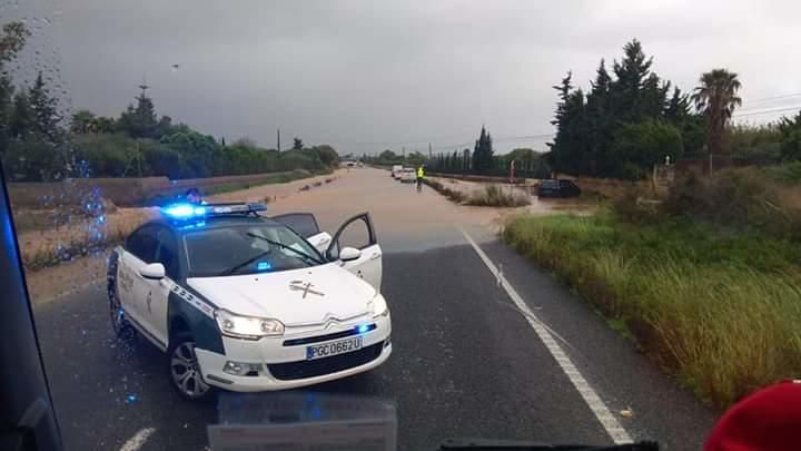 Cortada la carretera de Cala Mesquida por el desbordamiento de un torrente