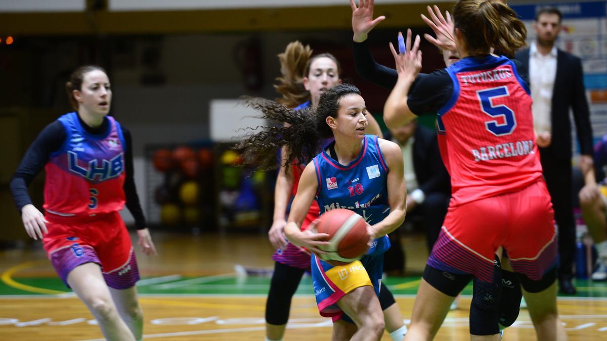 Alicia Morales, con la bola, intenta superar la defensa rival.