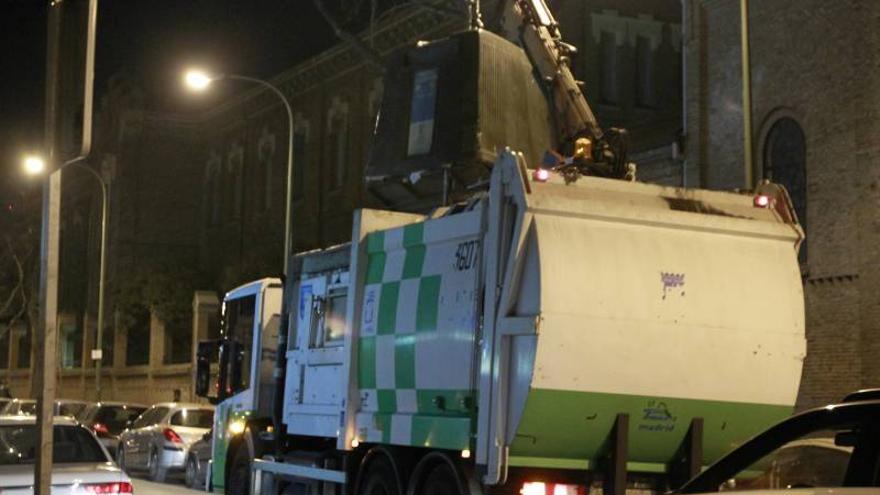 Un joven de 25 años muere atropellado por un camión de la basura en Madrid