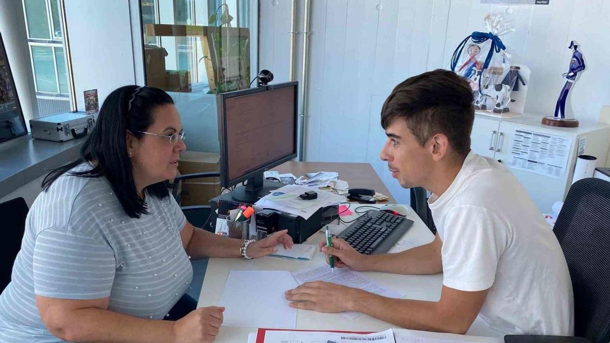 Avelino Souto conversa con la responsable del servicio, Laura Fernández.