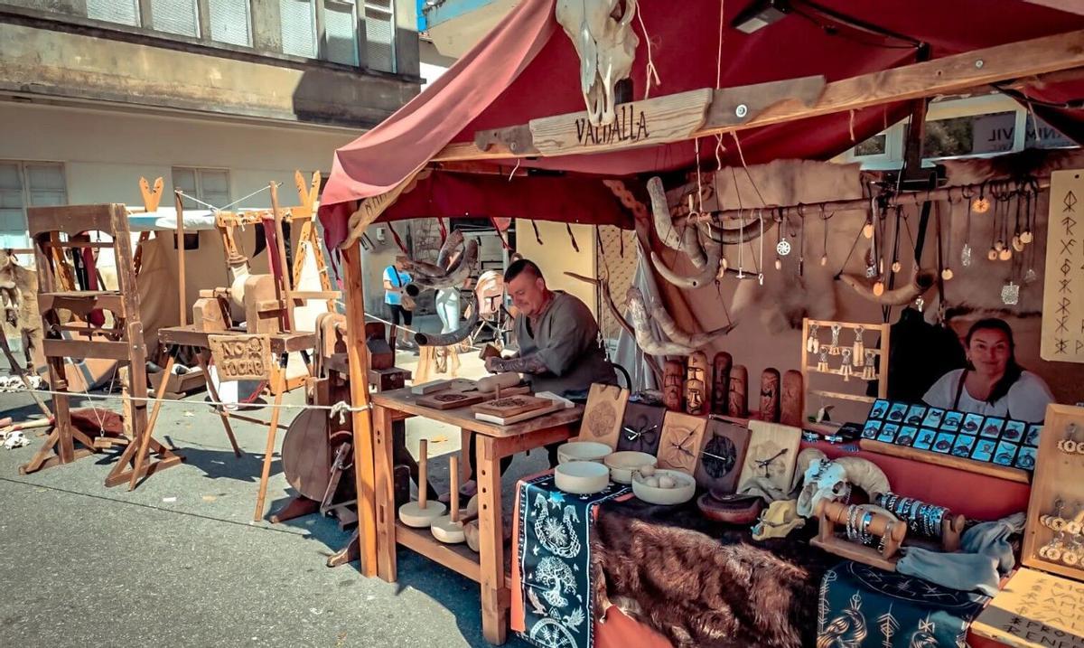 Los artesanos exponen sus productos en la Feria Celta de Porto do Son.