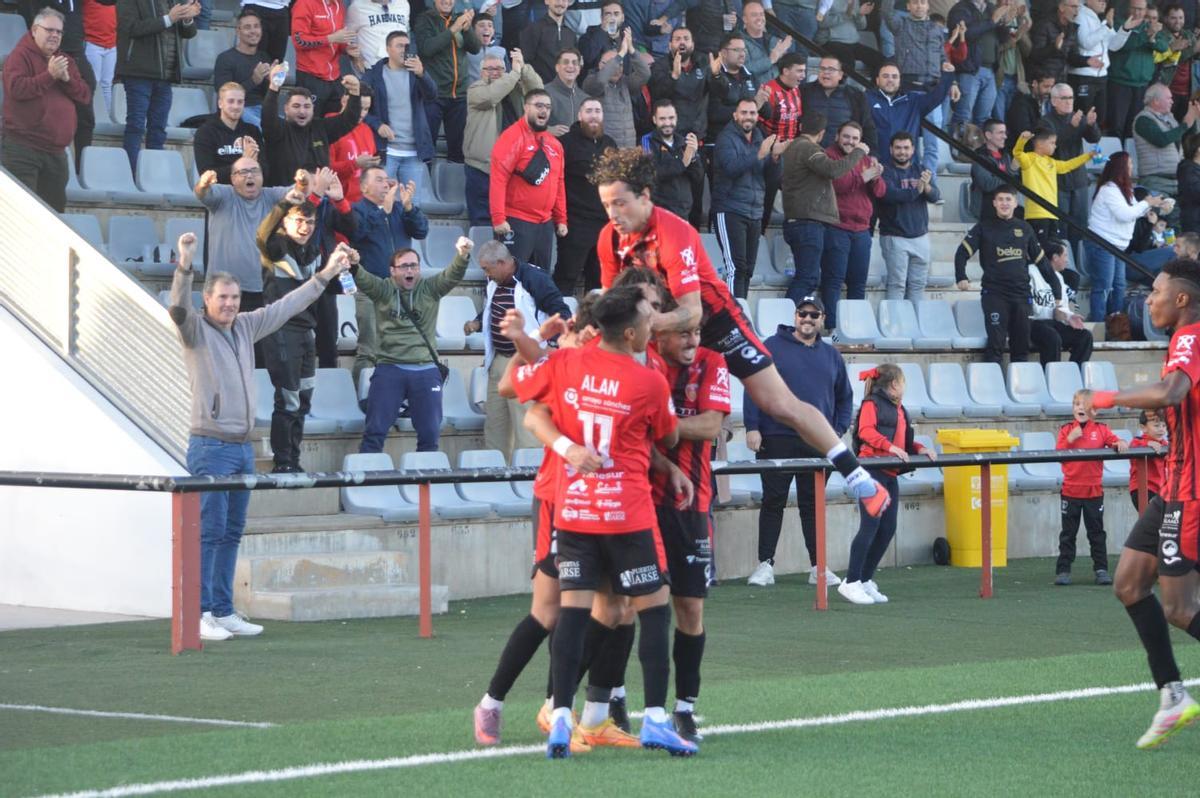Los jugadores del Salerm celebran el gol marcado al Extremadura.