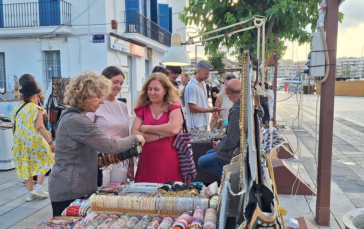 El mercadillo empieza a animarse a partir de las siete de la tarde. | D.V.