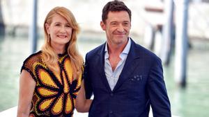 Hugh Jackman y Laura Dern, antes de la presentación de ’The son’ en Venecia