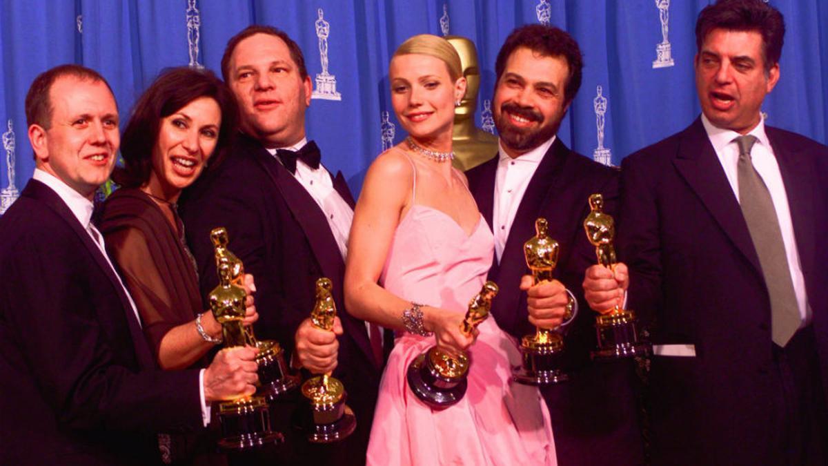 Gwyneth Paltrow posa en la gala de los Oscar de 1999