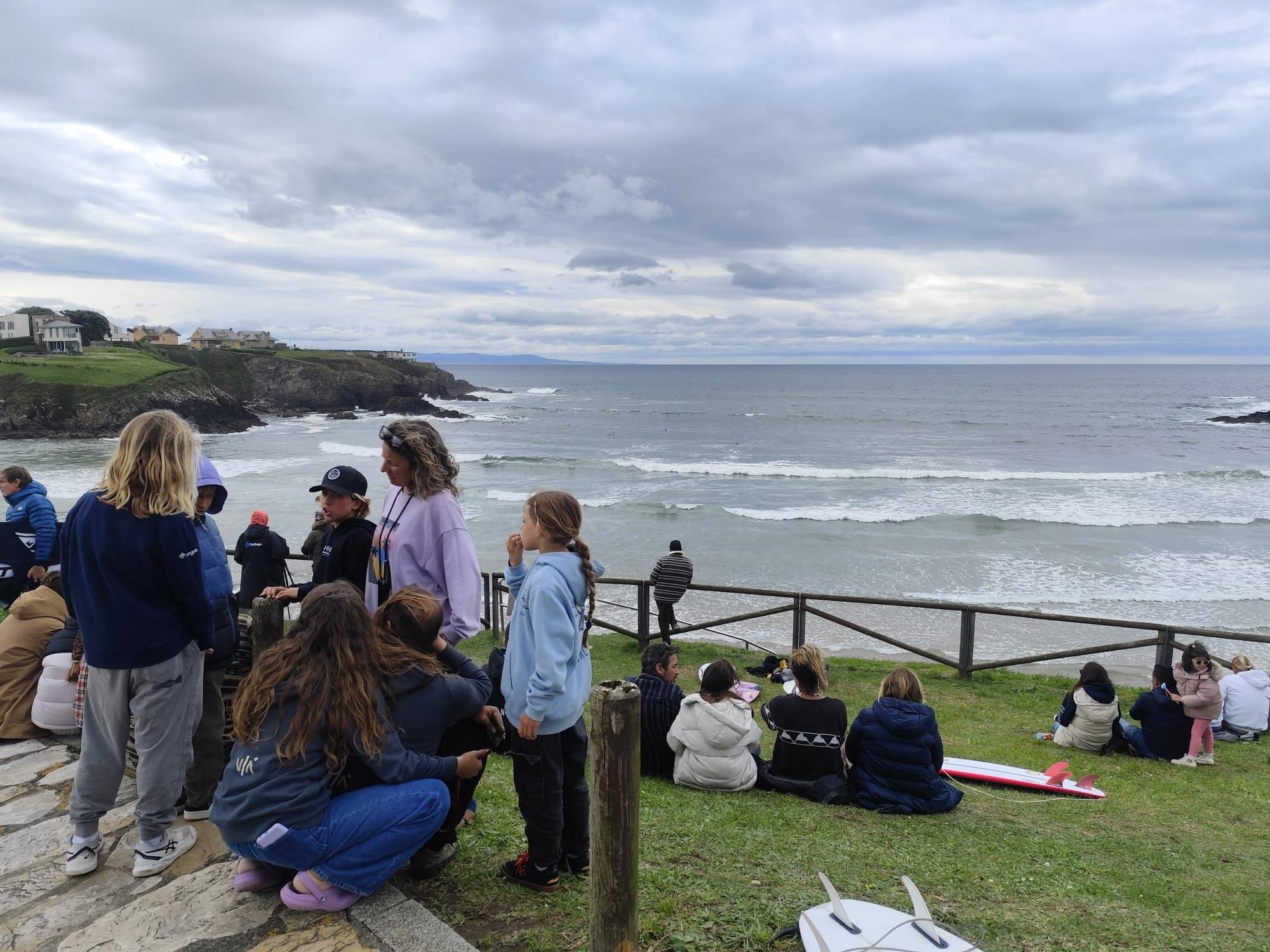 En imágenes: El ambiente surfista toma la playa de Tapia este puente