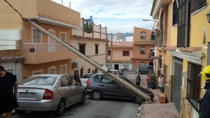 Un vehículo colisiona con un poste de la luz