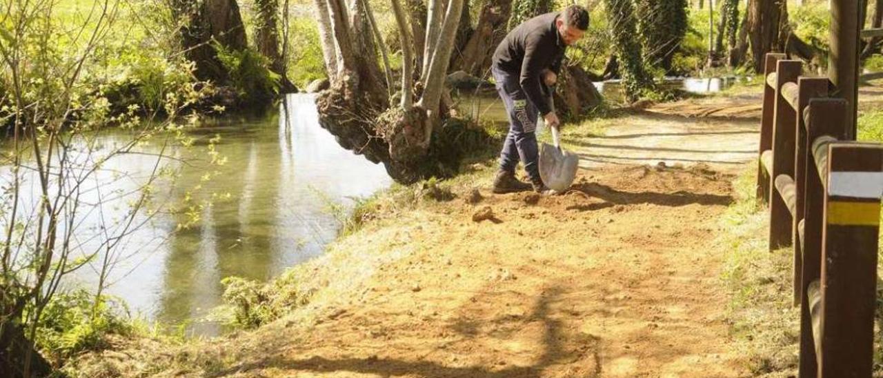 Operarios del Concello de Ribadumia se afanaban en el día de ayer para reparar el estado de las sendas fluviales del Umia. // Noé Parga