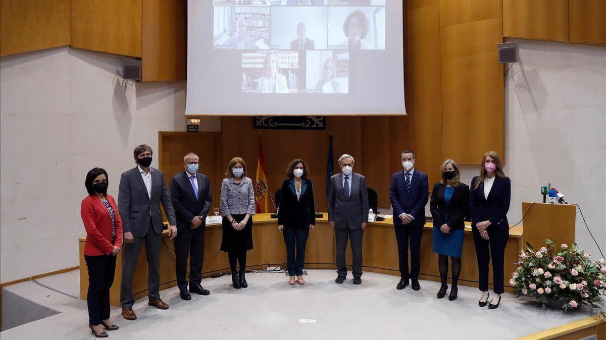 María Jesús Montero posa con los miembros del Comité de Personas Expertas para la Reforma Fiscal.