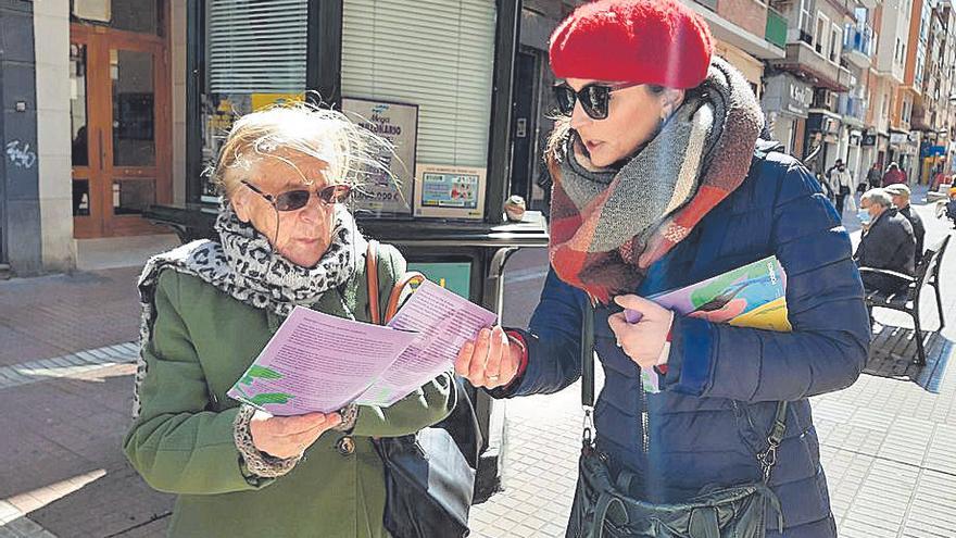 Militantes de Podemos Zaragoza han salido en la capital a informar de las políticas de la formación.