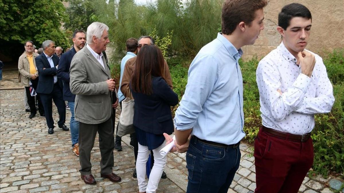 Asistentes a la presentación de la plataforma 'El país de demà' hacen cola en el monasterio de Poblet