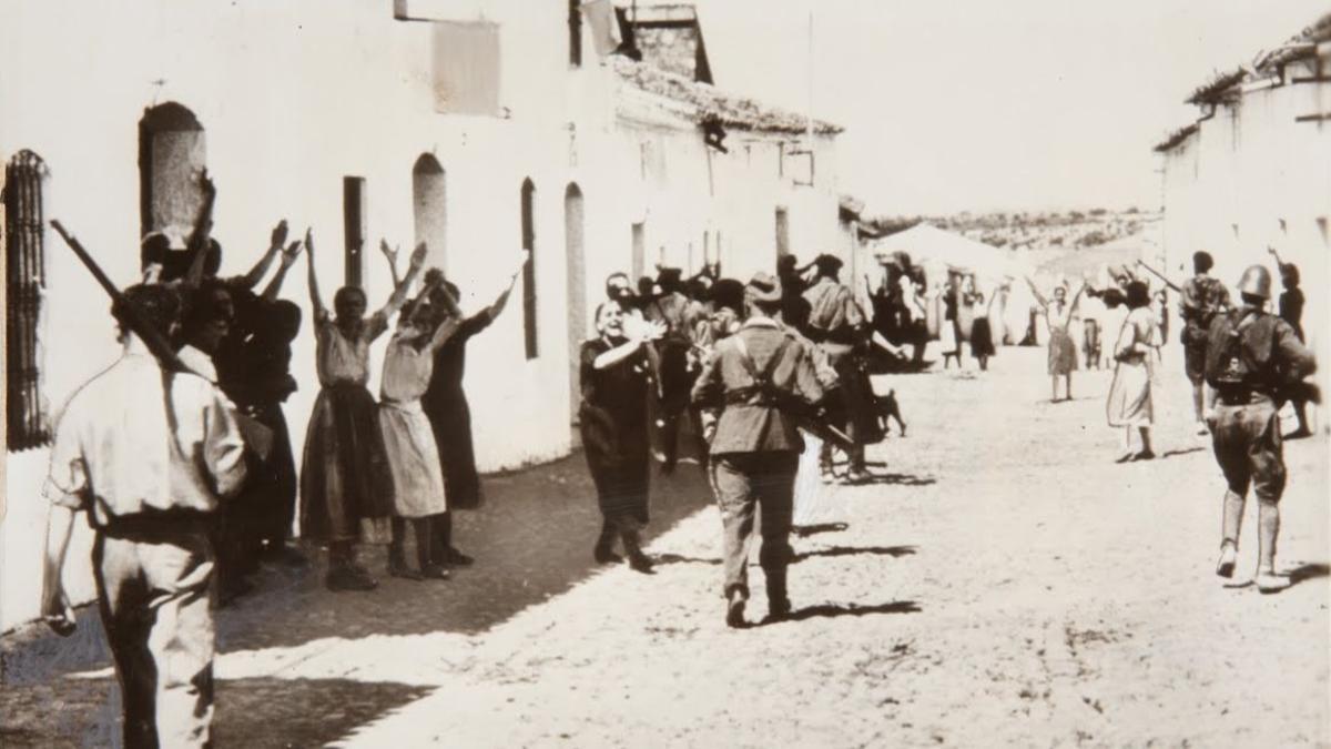 Mujeres suplicando a los soldados rebeldes por la vida de sus familiares prisioneros, en Constantina (Sevilla), en verano de 1936.