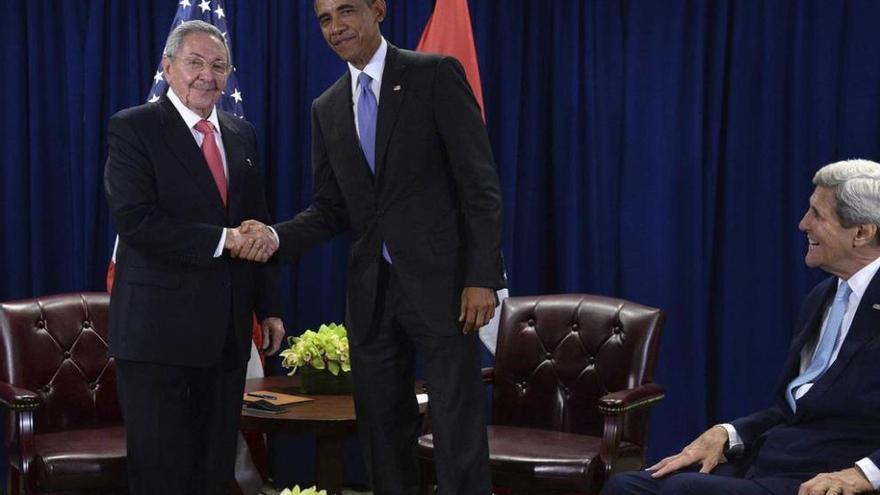 Castro y Obama se estrechan la mano, en presencia de Kerry, al inicio de su reunión de ayer.