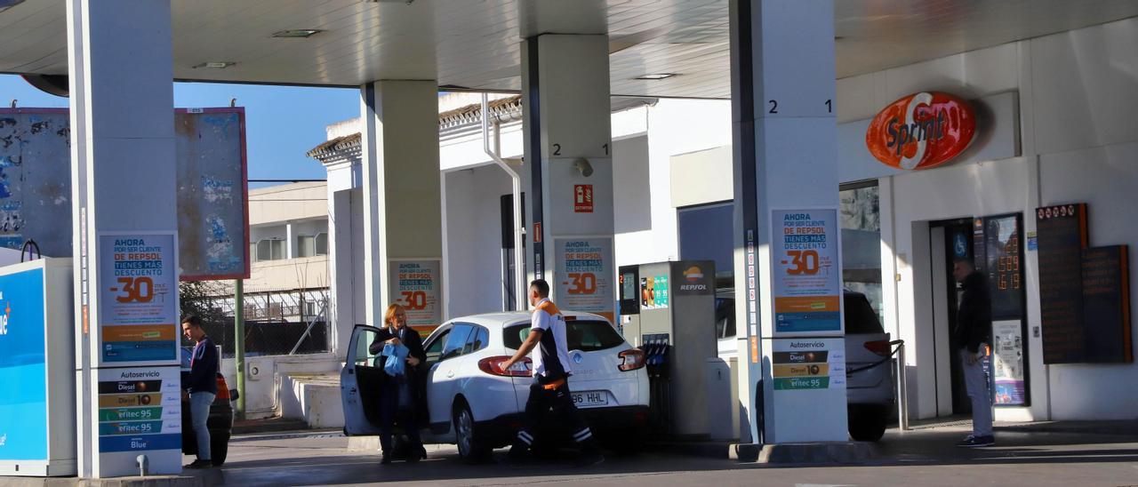 Una mujer rellena el depósito de su coche en una gasolinera de Córdoba.