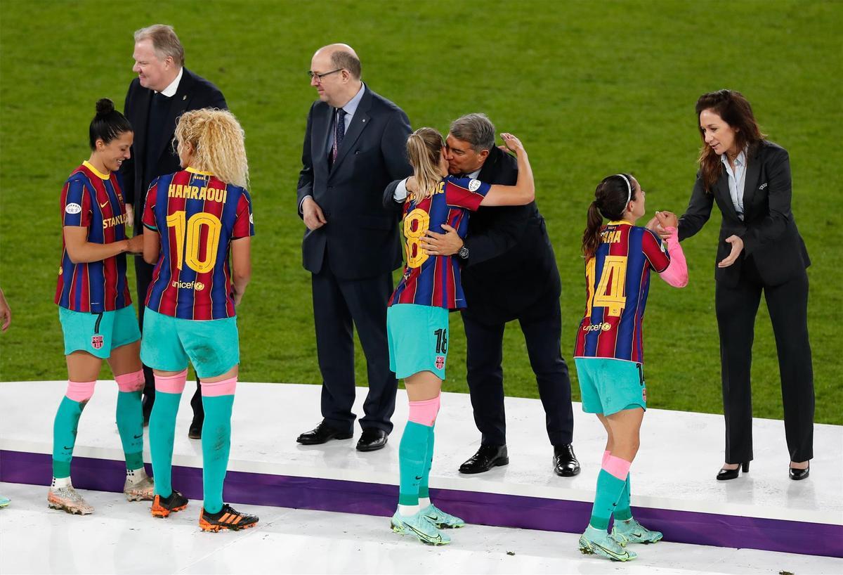 Las futbolistas del Barça recogiendo las medallas