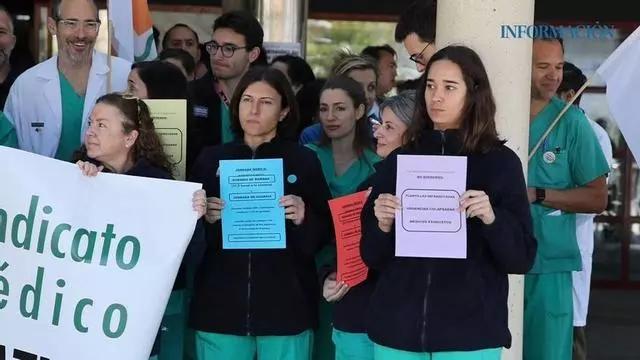 Concentración con motivo de la nueva huelga de médicos ante el Hospital General de Alicante