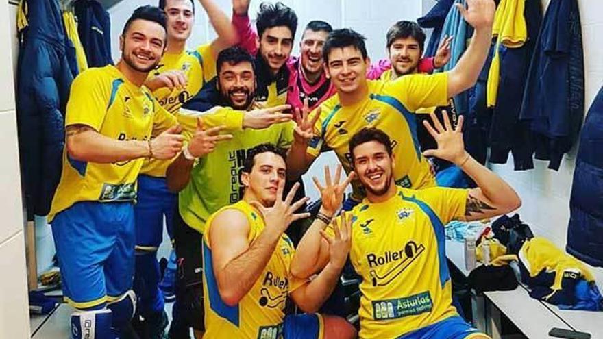 Los jugadores del AsturHockey celebran la victoria que lograron el sábado en el campo del Lleida.