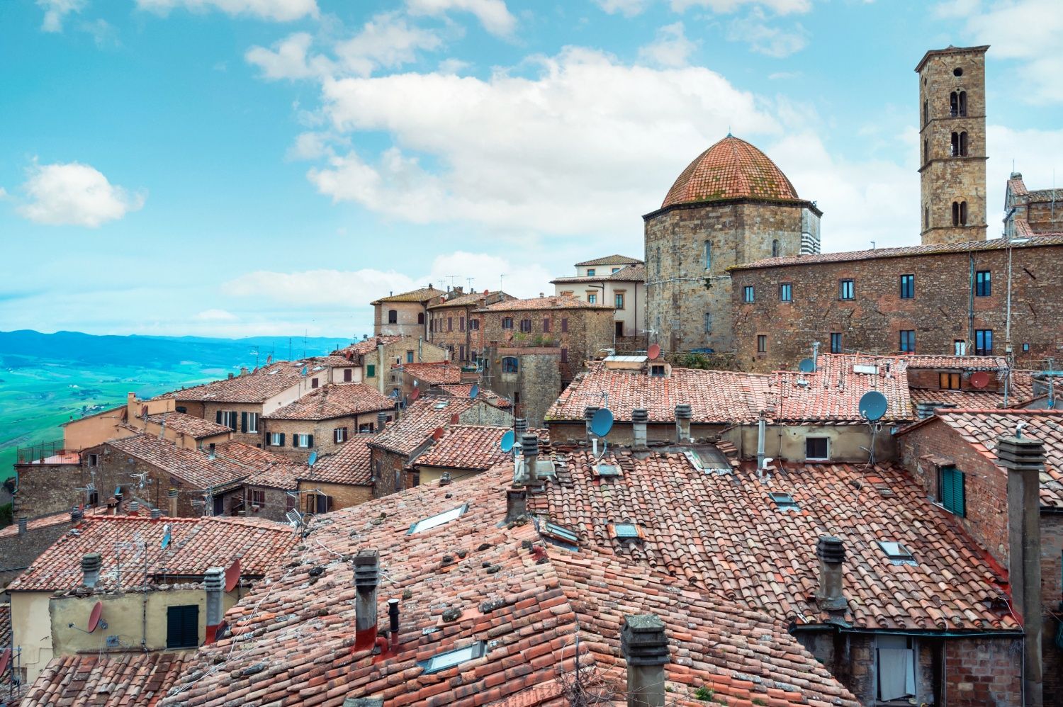 Volterra, vista panorámica con la iglesia al fondo.