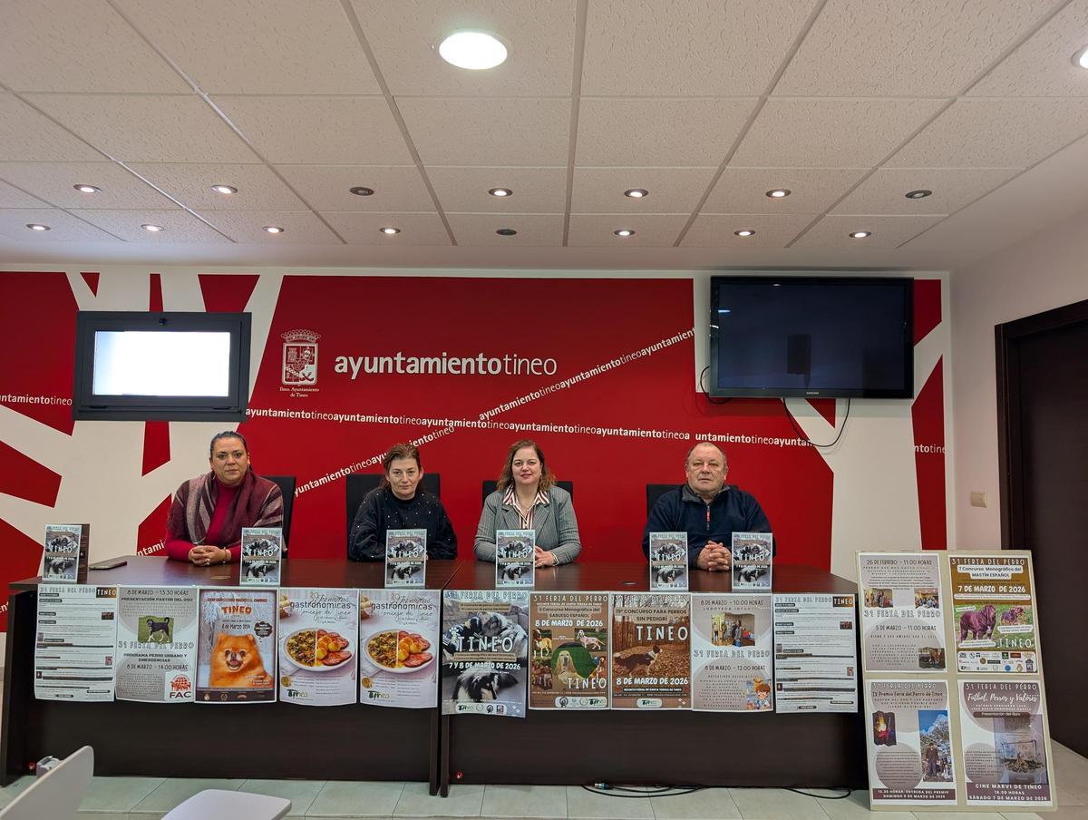 Por la izquierda, la edil Esther López, la hostelera Tamara Bueno, Montse Fernández y el hostelero Álvaro Menéndez, durante la presentación de la Feria del Perro y las Jornadas gastronómicas.