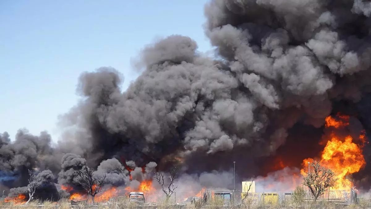 Primeros vídeo del incendio de una planta de residuos de Roales del Pan (Zaresa)