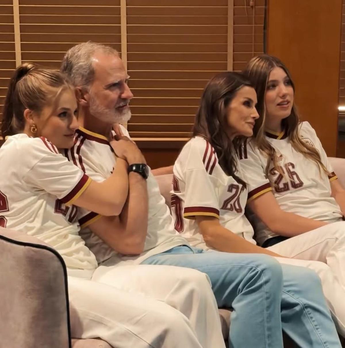 Los Reyes y sus hijas, viendo el partido en un hotel de Barcelona.
