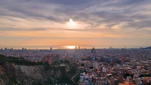 Panorámica de Barcelona con nubes altas el 29 de diciembre de 2022