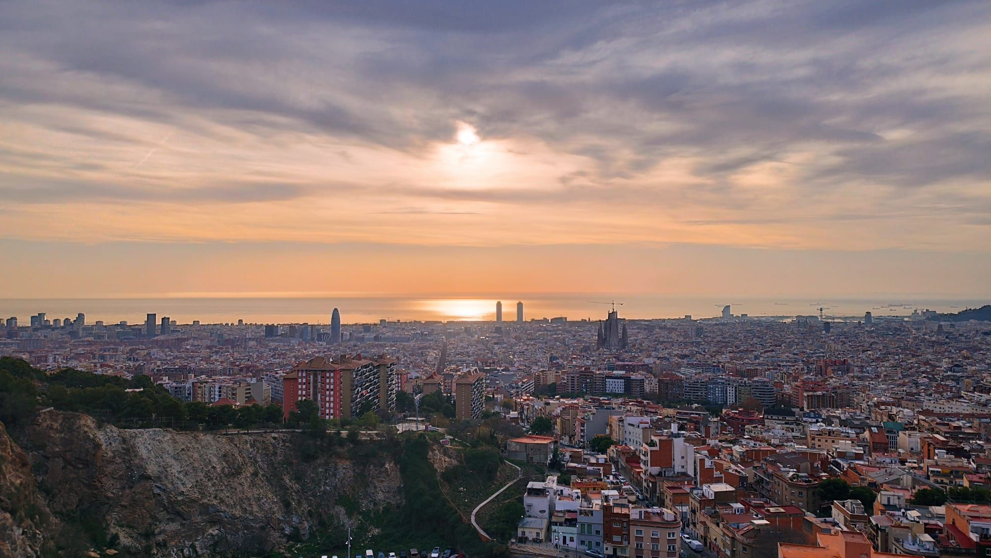 Panorámica de Barcelona con nubes altas el 29 de diciembre de 2022