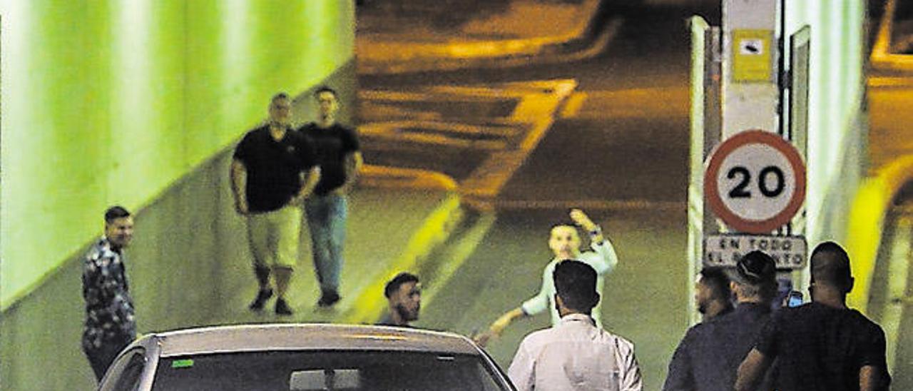 Varios jóvenes entran al Muelle Deportivo durante una madrugada.