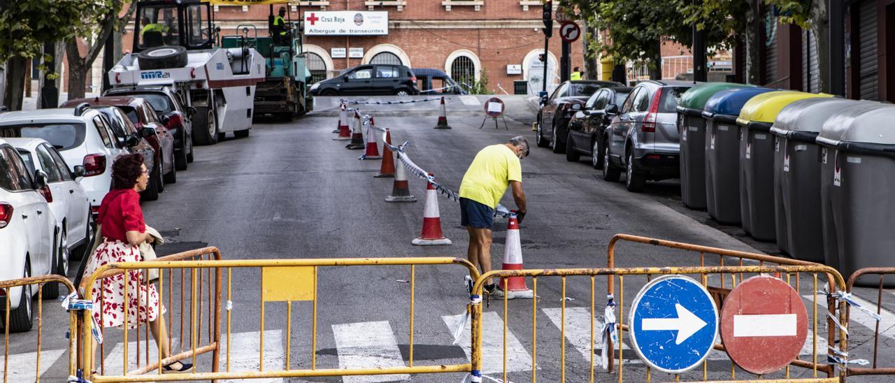 Operarios cortando la calle Primero de Mayo de Alcoy.