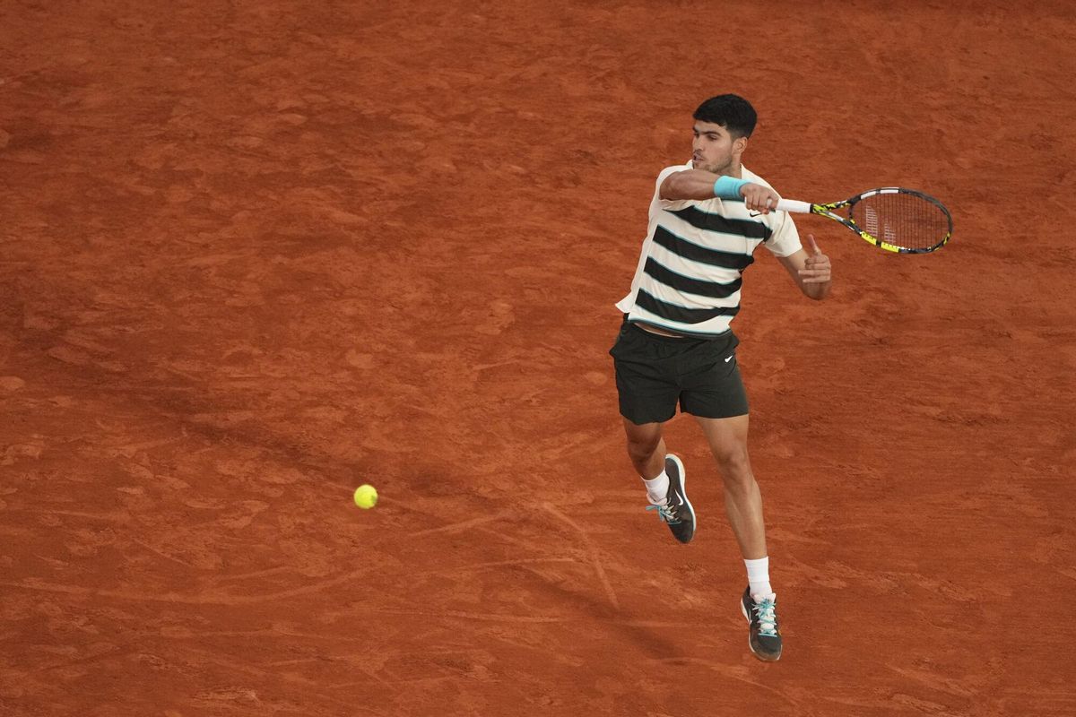 Spains Carlos Alcaraz plays a shot against Italys Lorenzo Musetti during their semifinal match of the French Tennis Open at the Roland-Garros stadium in Paris, Friday, June 6, 2025. (AP Photo/Lindsey Wasson). EDITORIAL USE ONLY / ONLY ITALY AND SPAIN