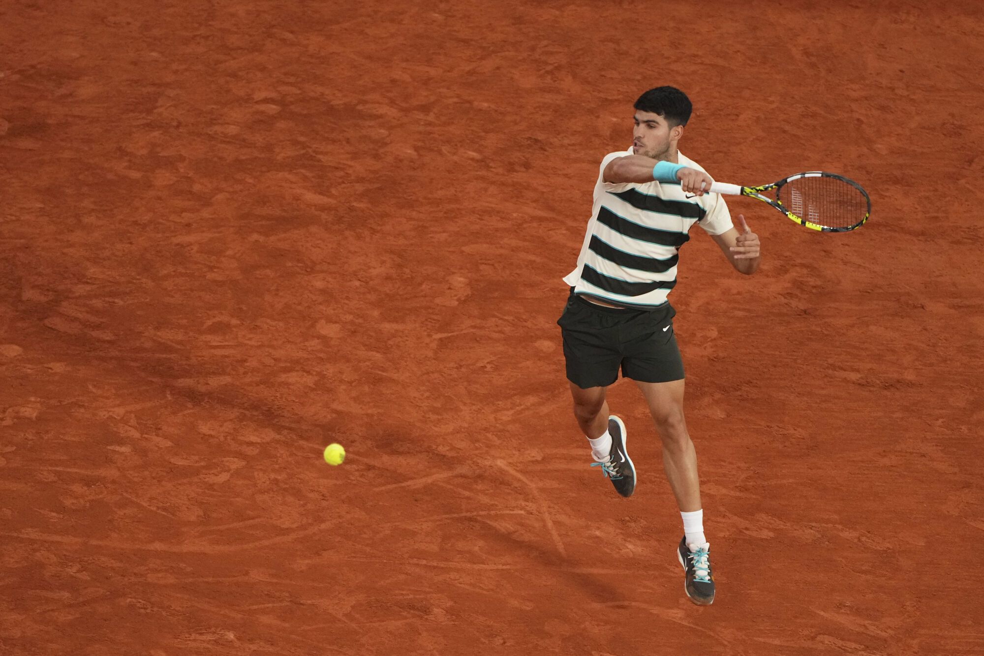 Spain's Carlos Alcaraz plays a shot against Italy's Lorenzo Musetti during their semifinal match of the French Tennis Open at the Roland-Garros stadium in Paris, Friday, June 6, 2025. (AP Photo/Lindsey Wasson). EDITORIAL USE ONLY / ONLY ITALY AND SPAIN