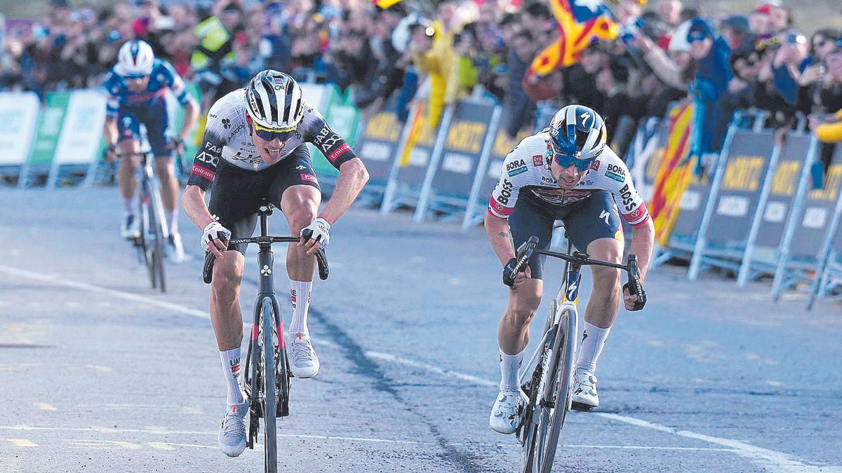 El ciclista de Xàbia, de 22 años, ha demostrado ser capaz de pelear de tú a tú con uno de los gallos del pelotón