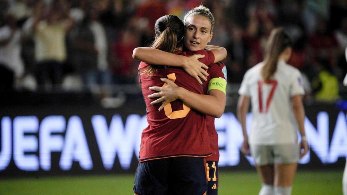 Aitana Bonmatí y Alexia Putellas tras el partido contra Suiza