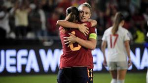 Aitana Bonmatí y Alexia Putellas tras el partido contra Suiza