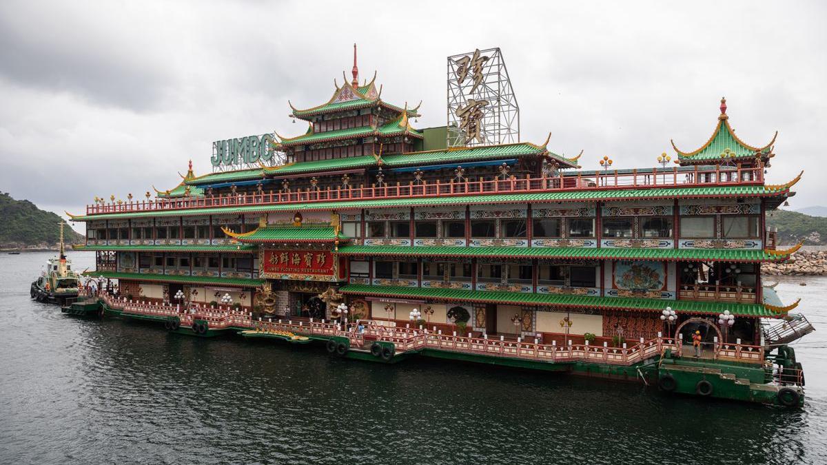 El restaurante flotante Jumbo, remolcado por dos pequeños barcos a las afueras de Hong Kong.