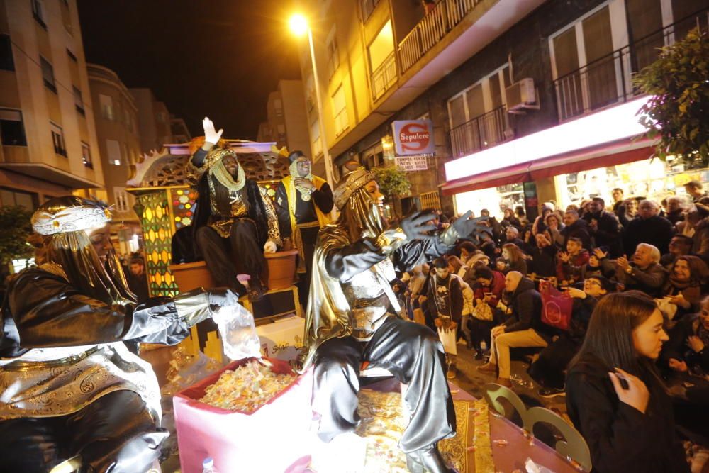 La cabalgata de los Reyes Magos en Elche ha recorrido el centro de la ciudad con 13 carrozas y más de 600 personas