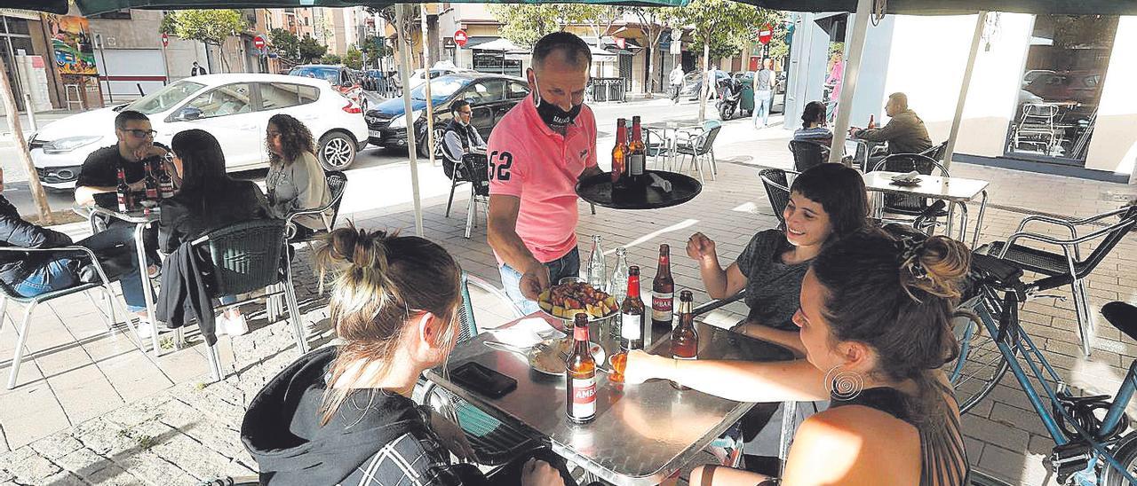 Clientes consumiendo en una terraza de la plaza de la Muralla Liberal de Castelló.