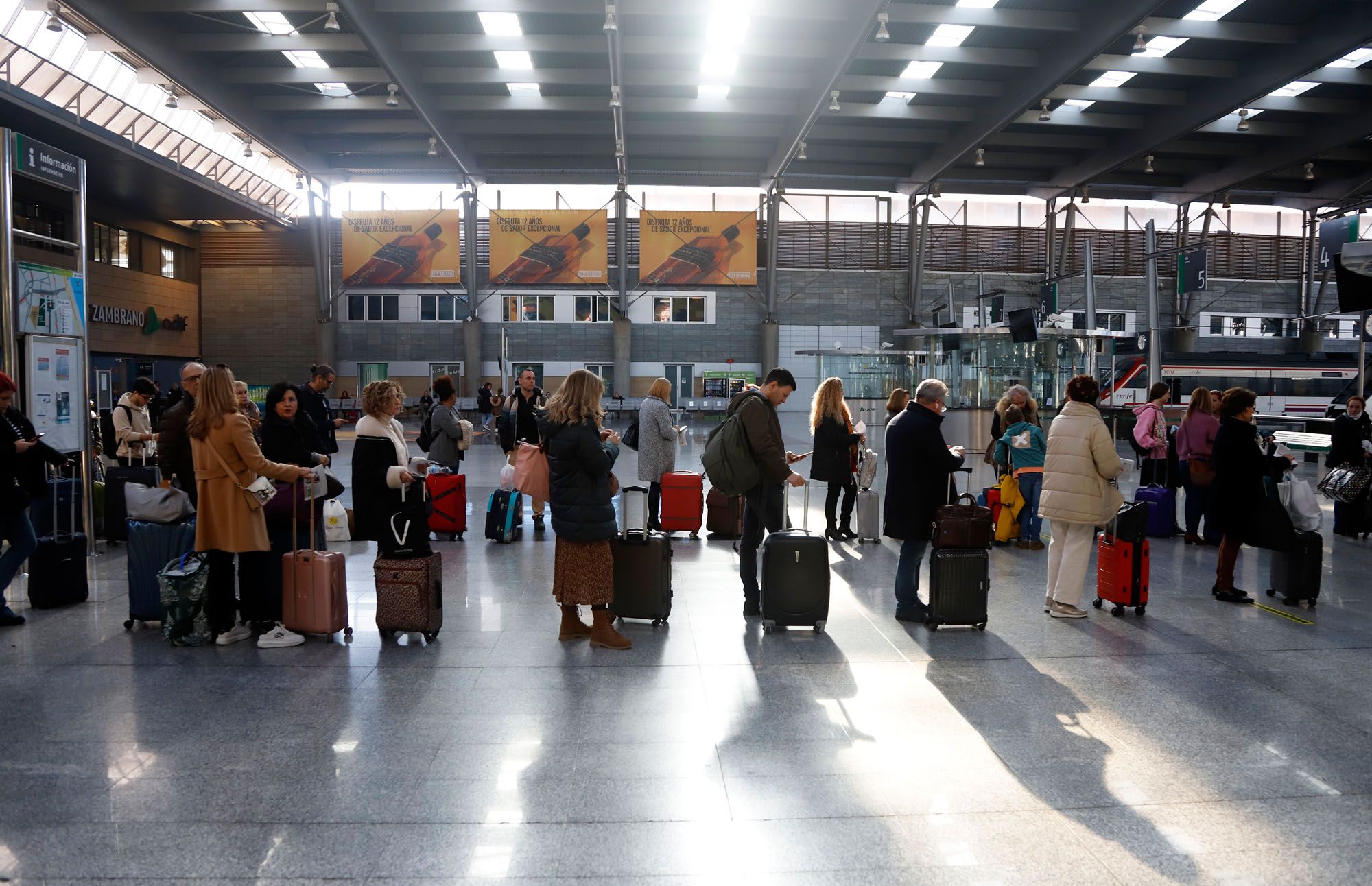 Viajeros del AVE en la estación Málaga María Zambrano, el 23 de diciembre.