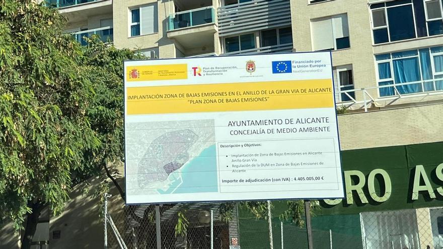 Cartel sobre la ZBE ubicado en el cruce entre la avenida de Elche y la de México