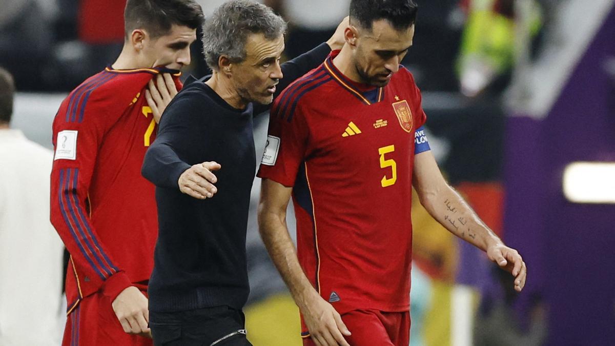 FIFA World Cup Qatar 2022 - Group E - Spain v Germany Luis Enrique conversa con Sergio Busquets al final del encuentro ante Alemania.