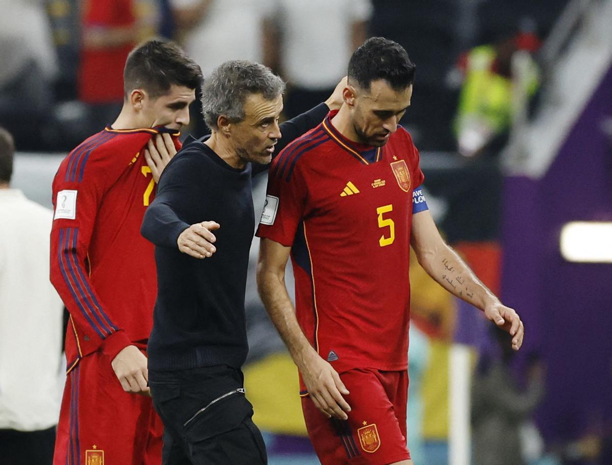 Luis Enrique conversa con Sergio Busquets al final del encuentro ante Alemania.